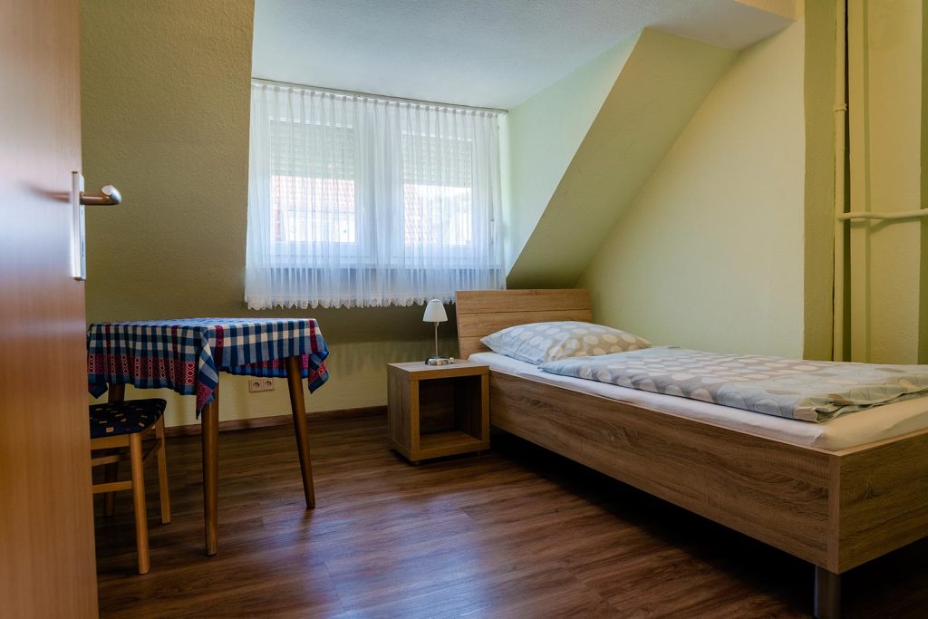 Schlafzimmer mit Einzelbett von kleiner Ferienwohnung